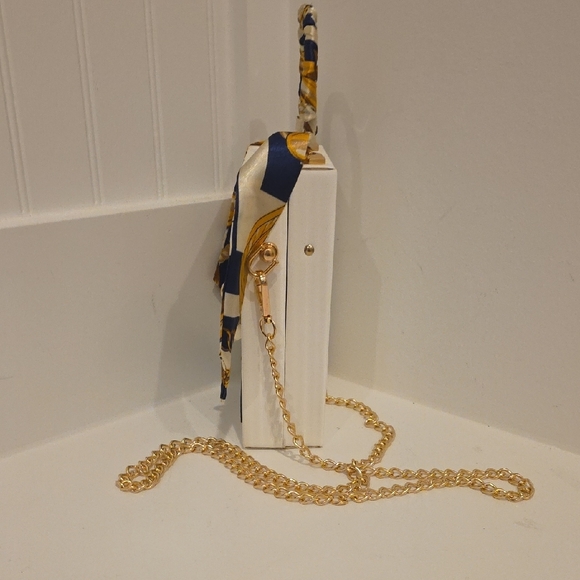 Chic White and Gold Handbag with Fashion Illustration - Picture 3 of 6